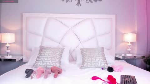 Z O E online show from February 2025 11:56:01 AM