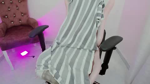 Snapshot of zooeybelair chatting on October 2025 03:01:02 PM Alicie online show from October 2025 03:01:02 PM