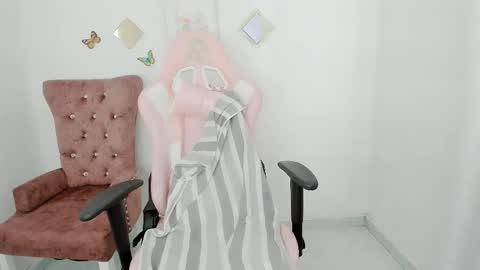 Snapshot of zooeybelair chatting on November 2025 04:22:01 PM Alicie online show from November 2025 04:22:01 PM