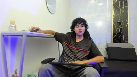     online show from December 2025 09:35:01 PM