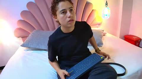 Zukulan online show from November 2025 04:55:01 AM