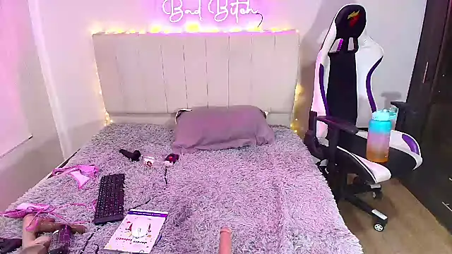 Snapshot of a_belladanger chatting on December 2024 08:25:02 PM a belladanger online show from December 2024 08:25:02 PM