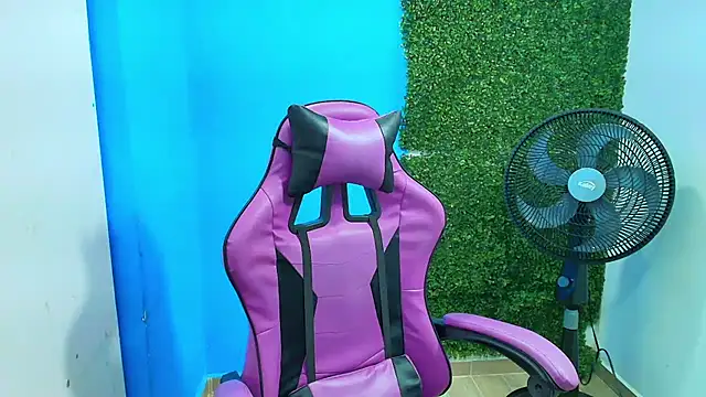 Snapshot of DEIBY_BABY chatting on February 2025 01:44:01 AM DEIBY BABY online show from February 2025 01:44:01 AM