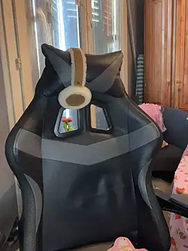 LaPetitechienne1 online show from February 2025 04:08:01 PM