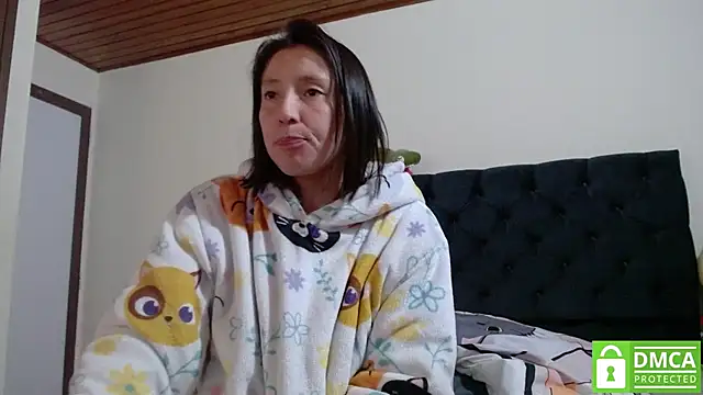 Snapshot of Sophi_Cute chatting on December 2024 10:34:01 PM Sophi Cute online show from December 2024 10:34:01 PM