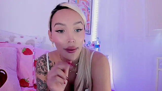 Snapshot of _viioletweekend_ chatting on February 2025 04:31:02 PM viioletweekend online show from February 2025 04:31:02 PM