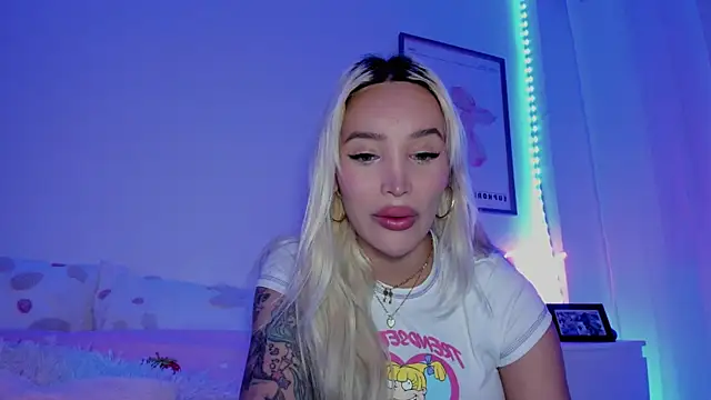 Snapshot of _viioletweekend_ chatting on March 2025 09:35:01 PM viioletweekend online show from March 2025 09:35:01 PM