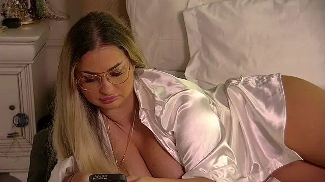 Denisse Perry online show from February 2026 10:17:02 PM