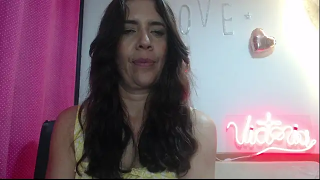 Victoria meester online show from March 2025 11:00:02 PM