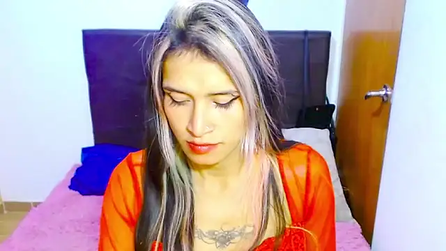 Snapshot of Queen_camila chatting on February 2025 04:11:02 AM Queen camila online show from February 2025 04:11:02 AM