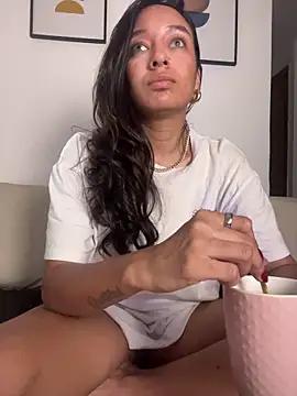 Snapshot of DianaHopson chatting on February 2026 01:21:02 AM DianaHopson online show from February 2026 01:21:02 AM