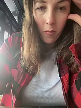 Snapshot of MommmyYummy chatting on December 2024 09:35:01 AM MommmyYummy online show from December 2024 09:35:01 AM