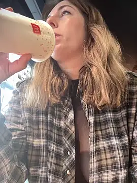 Snapshot of MommmyYummy chatting on March 2025 09:10:02 AM MommmyYummy online show from March 2025 09:10:02 AM