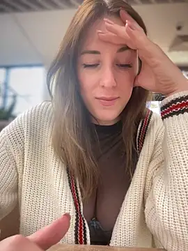 Snapshot of MommmyYummy chatting on October 2025 11:08:02 AM MommmyYummy online show from October 2025 11:08:02 AM