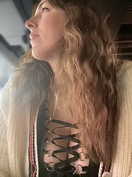 Snapshot of MommmyYummy chatting on November 2025 09:31:02 AM MommmyYummy online show from November 2025 09:31:02 AM