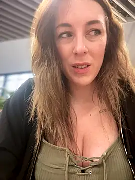 Snapshot of MommmyYummy chatting on November 2025 11:21:01 AM MommmyYummy online show from November 2025 11:21:01 AM