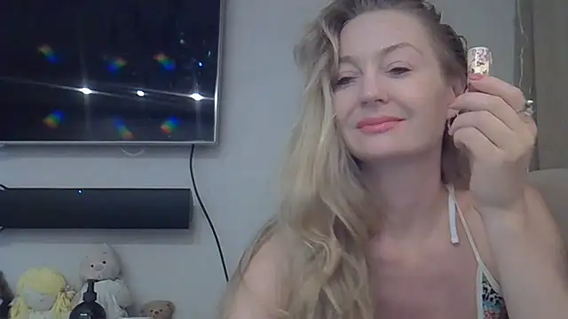 Snapshot of ZarinaSwift chatting on June 2026 12:22:01 PM ZarinaSwift online show from June 2026 12:22:01 PM