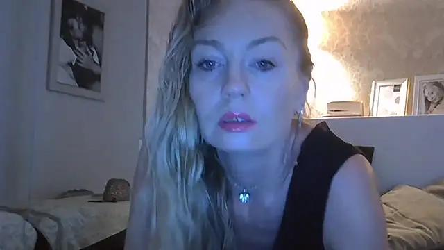 Snapshot of ZarinaSwift chatting on June 2026 10:54:02 AM ZarinaSwift online show from June 2026 10:54:02 AM