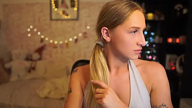 Nicolette  Shea  online show from December 2025 10:02:01 AM