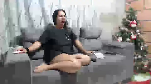 Snapshot of tom_and_lazzie chatting on December 2024 02:08:01 AM tom and lazzie online show from December 2024 02:08:01 AM