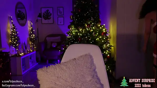 Snapshot of JulietteDee chatting on December 2024 02:14:02 AM JulietteDee online show from December 2024 02:14:02 AM