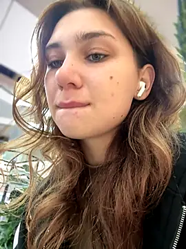 QuitieLia online show from September 2025 08:20:02 AM