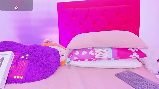 Snapshot of Sofia_Girl_ chatting on December 2024 06:47:01 AM Sofia Girl online show from December 2024 06:47:01 AM