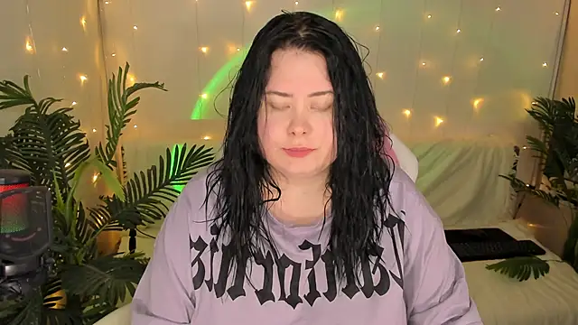 Snapshot of Akemi_BBW chatting on January 2025 09:15:02 PM Akemi BBW online show from January 2025 09:15:02 PM