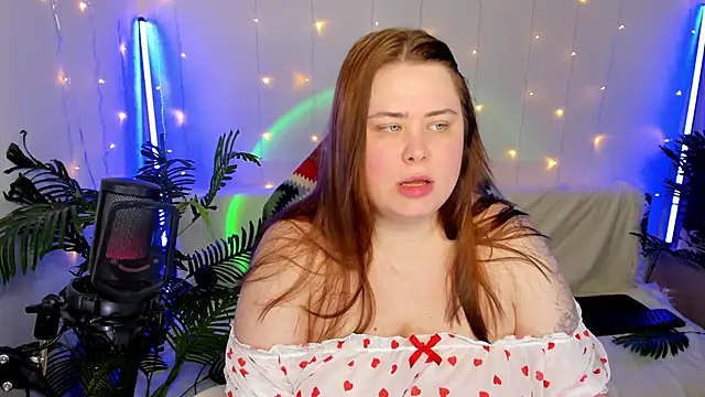 Snapshot of Akemi_BBW chatting on January 2025 06:44:01 PM Akemi BBW online show from January 2025 06:44:01 PM