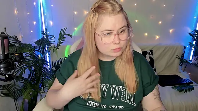 Snapshot of Akemi_BBW chatting on January 2025 06:02:01 PM Akemi BBW online show from January 2025 06:02:01 PM