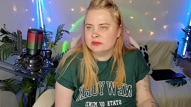 Snapshot of Akemi_BBW chatting on January 2025 09:06:01 PM Akemi BBW online show from January 2025 09:06:01 PM