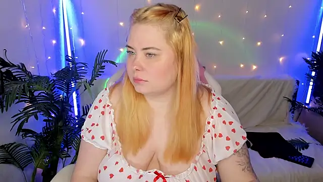 Snapshot of Akemi_BBW chatting on January 2025 08:08:02 AM Akemi BBW online show from January 2025 08:08:02 AM