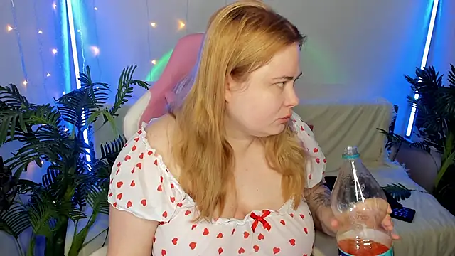 Snapshot of Akemi_BBW chatting on January 2025 05:51:01 PM Akemi BBW online show from January 2025 05:51:01 PM