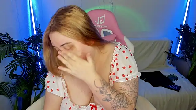 Snapshot of Akemi_BBW chatting on January 2025 07:45:02 AM Akemi BBW online show from January 2025 07:45:02 AM