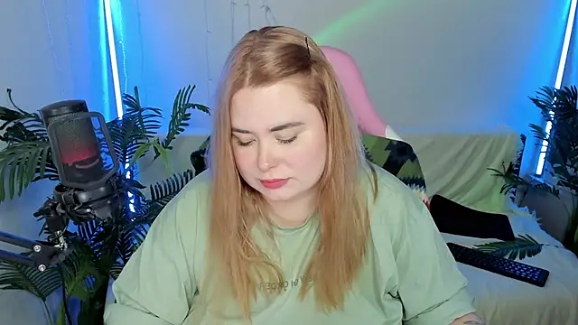 Snapshot of Akemi_BBW chatting on February 2025 11:58:02 PM Akemi BBW online show from February 2025 11:58:02 PM