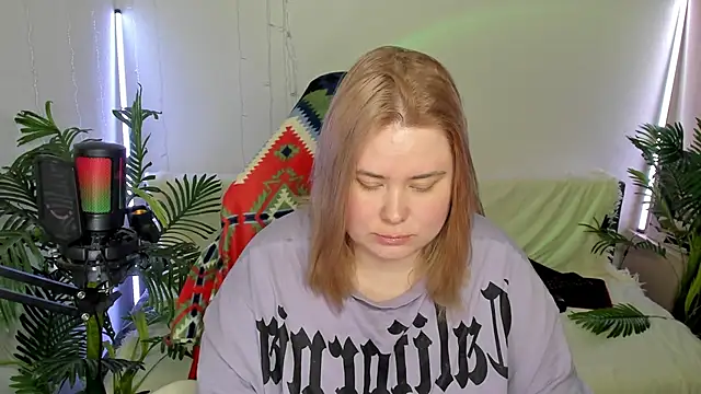 Snapshot of Akemi_BBW chatting on February 2025 10:40:02 PM Akemi BBW online show from February 2025 10:40:02 PM