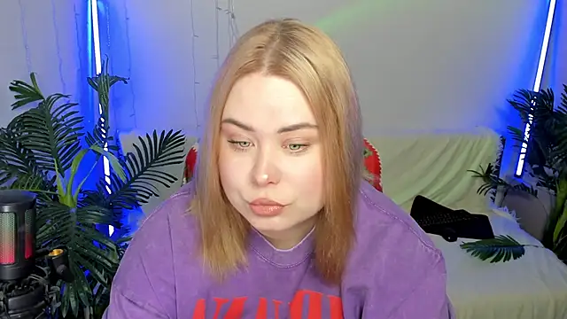 Snapshot of Akemi_BBW chatting on February 2025 06:33:01 PM Akemi BBW online show from February 2025 06:33:01 PM