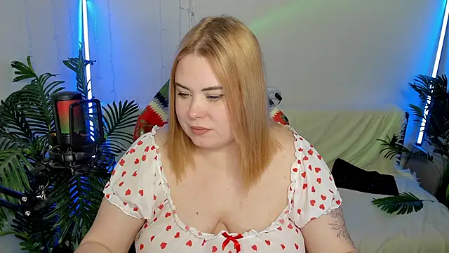 Snapshot of Akemi_BBW chatting on February 2025 06:29:02 PM Akemi BBW online show from February 2025 06:29:02 PM