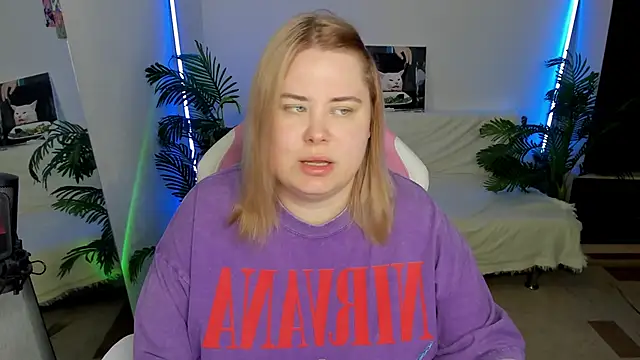 Snapshot of Akemi_BBW chatting on February 2025 06:37:02 PM Akemi BBW online show from February 2025 06:37:02 PM