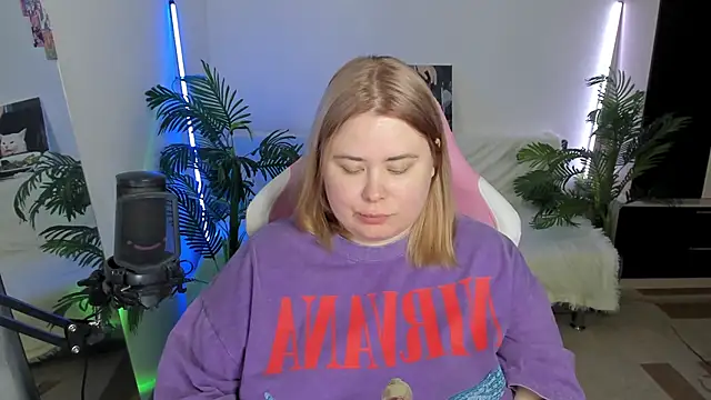 Snapshot of Akemi_BBW chatting on February 2025 09:52:02 PM Akemi BBW online show from February 2025 09:52:02 PM