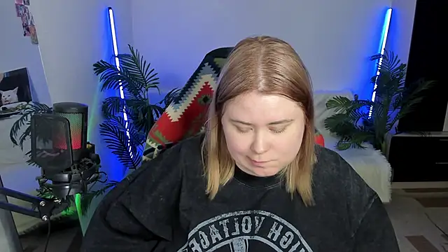 Snapshot of Akemi_BBW chatting on February 2025 09:24:02 PM Akemi BBW online show from February 2025 09:24:02 PM