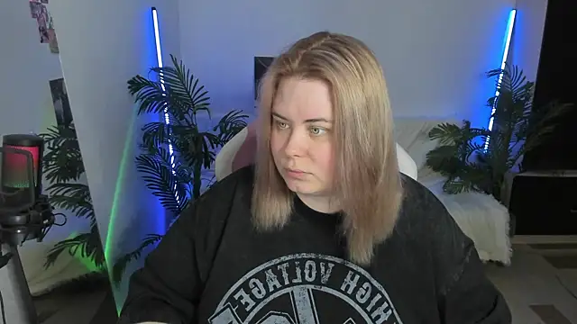 Snapshot of Akemi_BBW chatting on February 2025 07:35:02 PM Akemi BBW online show from February 2025 07:35:02 PM