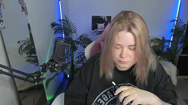 Snapshot of Akemi_BBW chatting on February 2025 10:39:02 PM Akemi BBW online show from February 2025 10:39:02 PM