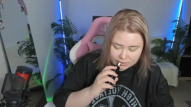 Snapshot of Akemi_BBW chatting on March 2025 08:53:01 PM Akemi BBW online show from March 2025 08:53:01 PM