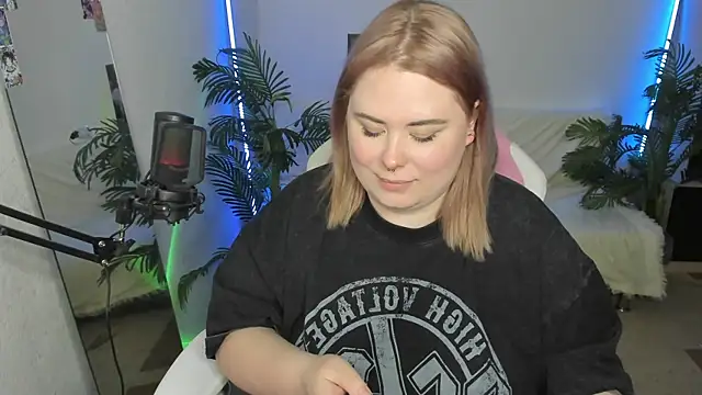 Snapshot of Akemi_BBW chatting on March 2025 07:34:01 PM Akemi BBW online show from March 2025 07:34:01 PM