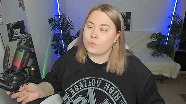 Snapshot of Akemi_BBW chatting on March 2025 06:07:01 PM Akemi BBW online show from March 2025 06:07:01 PM