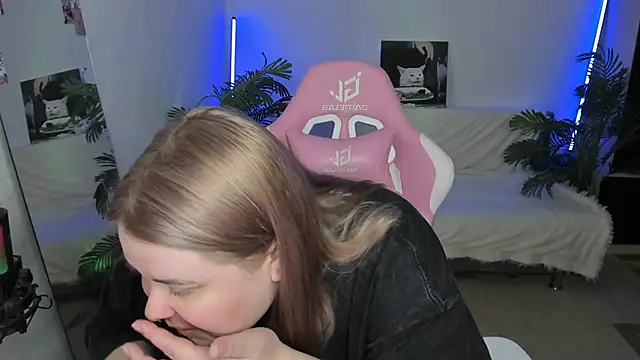 Snapshot of Akemi_BBW chatting on March 2025 06:59:02 PM Akemi BBW online show from March 2025 06:59:02 PM