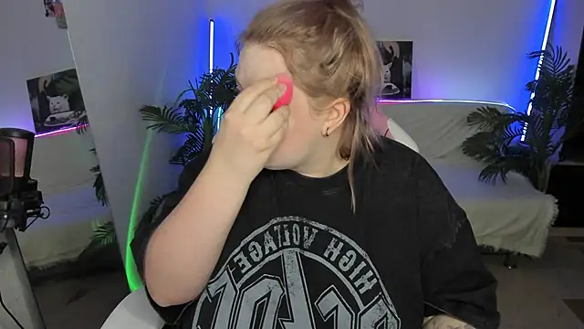 Snapshot of Akemi_BBW chatting on March 2025 06:11:02 PM Akemi BBW online show from March 2025 06:11:02 PM