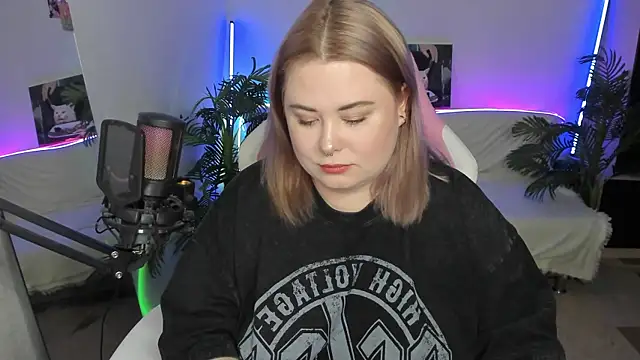 Snapshot of Akemi_BBW chatting on March 2025 09:17:01 PM Akemi BBW online show from March 2025 09:17:01 PM