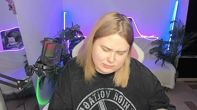 Snapshot of Akemi_BBW chatting on March 2025 09:38:02 PM Akemi BBW online show from March 2025 09:38:02 PM